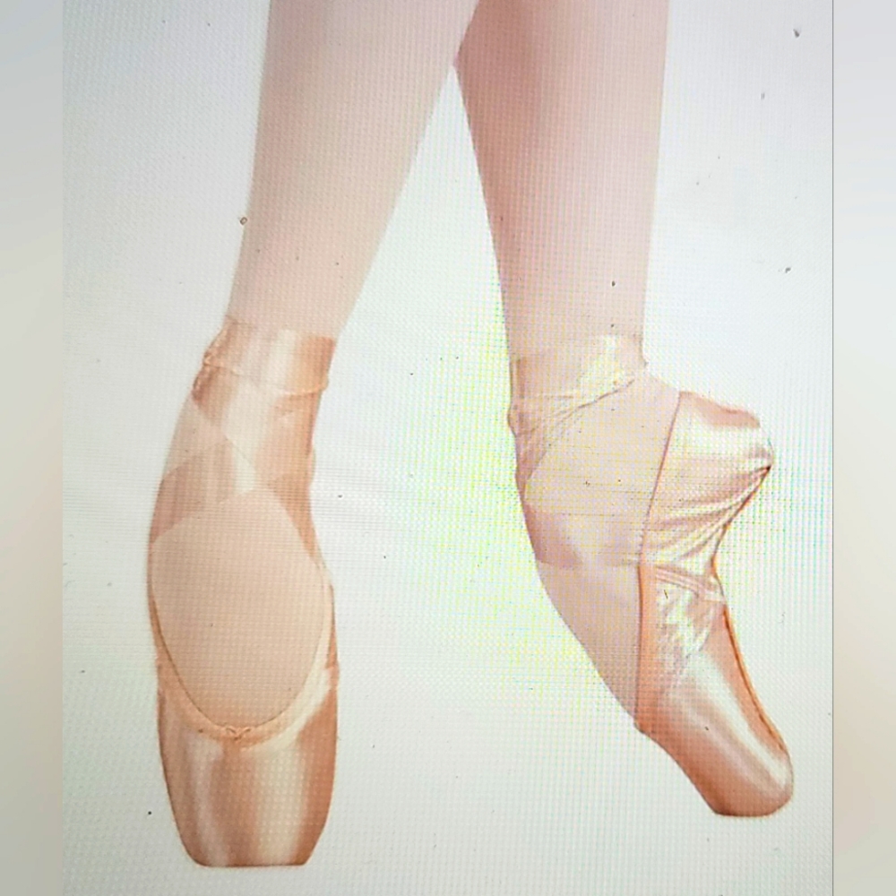 NWOB CAPEZIO 121 ARIA Pointe Shoe Size 5 medium